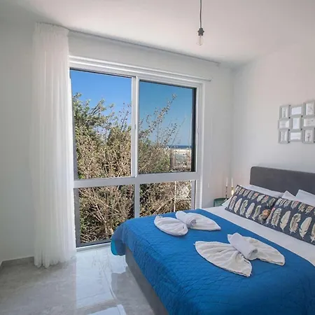 Bleu 4 * Protaras
